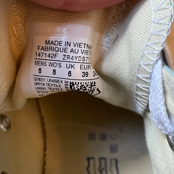 Women’s size 8 Converse sneakers - Picture 3 of 3